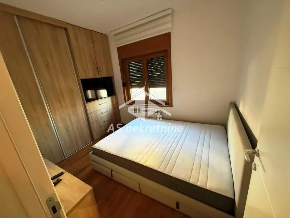 Izdavanje, trosoban stan, 56m², Južni Bulevar, Vračar Sve Podlokacije