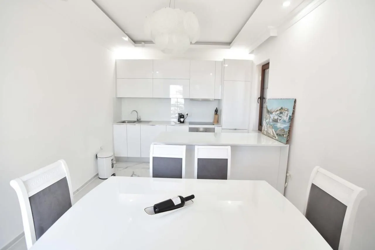Rent, four bedroom apartment, 180m², Blizikuće, Budva