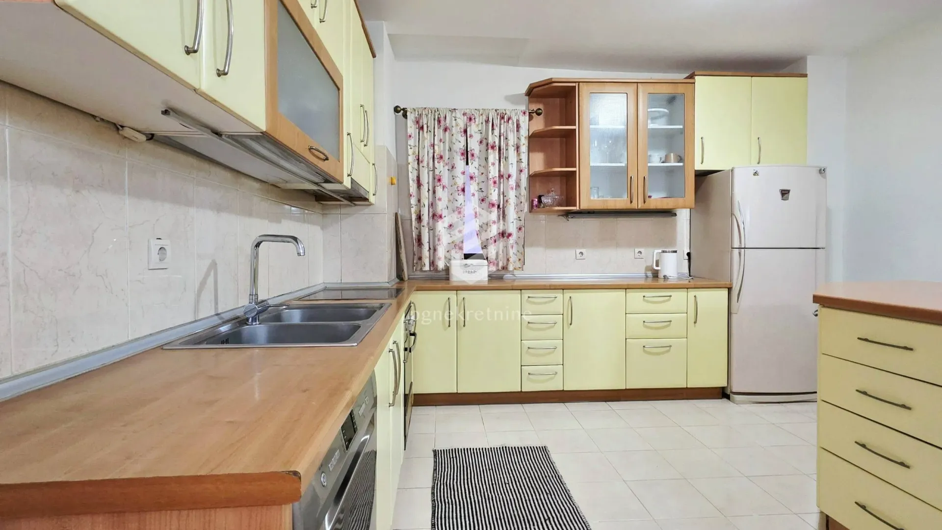 Izdavanje, trosoban stan, 110m², Gorica C, Podgorica