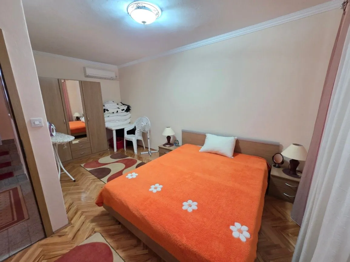 Izdavanje, četvorosoban stan, 140m², Tološi, Podgorica