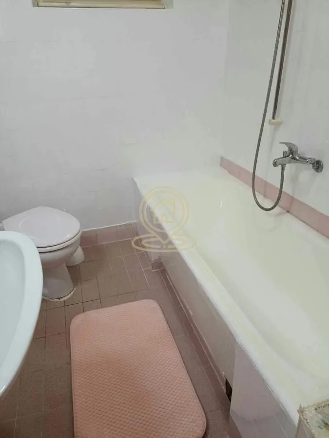 Kupatilo opremljeno kadom, wc šoljom i umivaonikom.