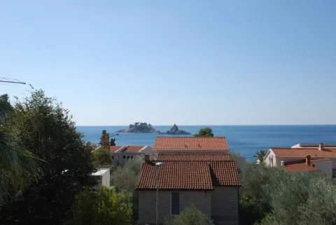 Pogled na more i okolne krovove iz objekta. - image 10
