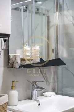 Detalj modernog kupatila sa umivaonikom, ogledalom i tuš kabinom. - image 10