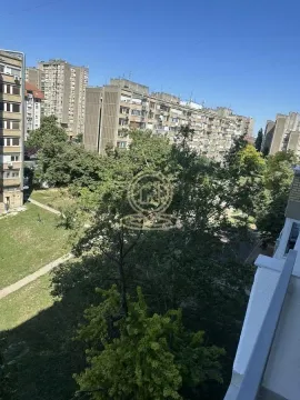 Pogled sa terase na okolne zgrade i zelene površine. - image 6