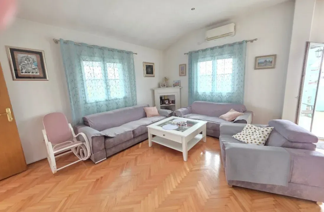 Izdavanje, dvosoban stan, 85m², Momišići, Podgorica
