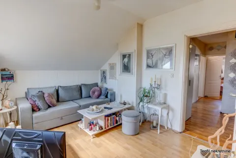 Dnevna soba sa sivom garniturom, stočićem i ulazom u hodnik. - image 4