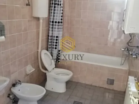 Izdavanje, kuća, 300m², City Kvart, Podgorica - image 8