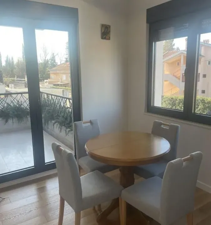 Izdavanje, dvosoban stan, 67m², Kalimanj, Tivat