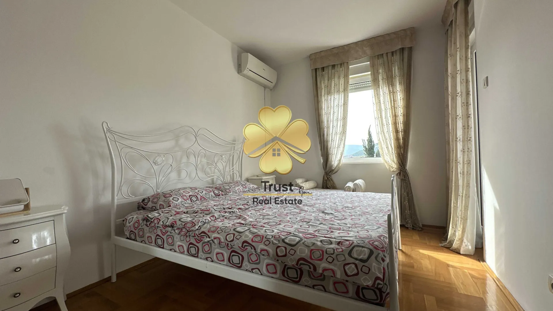 Izdavanje, trosoban stan, 100m², Blok 9, Podgorica