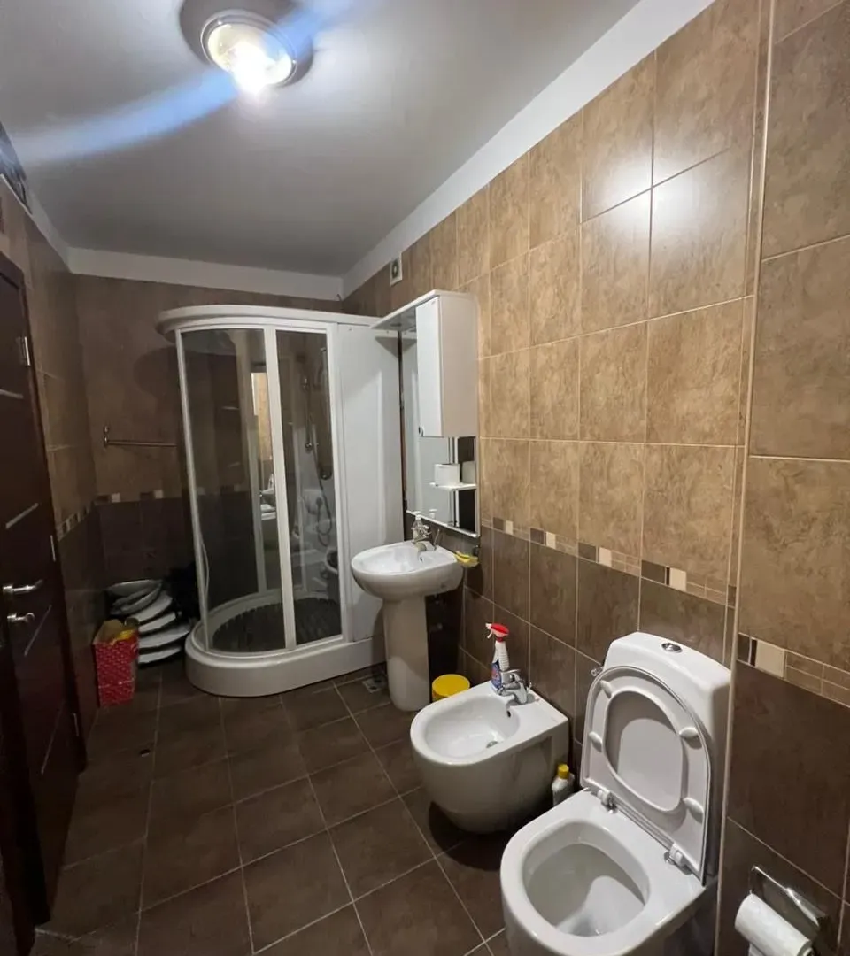 Izdavanje, četvorosoban stan, 200m², Preko Morače, Podgorica