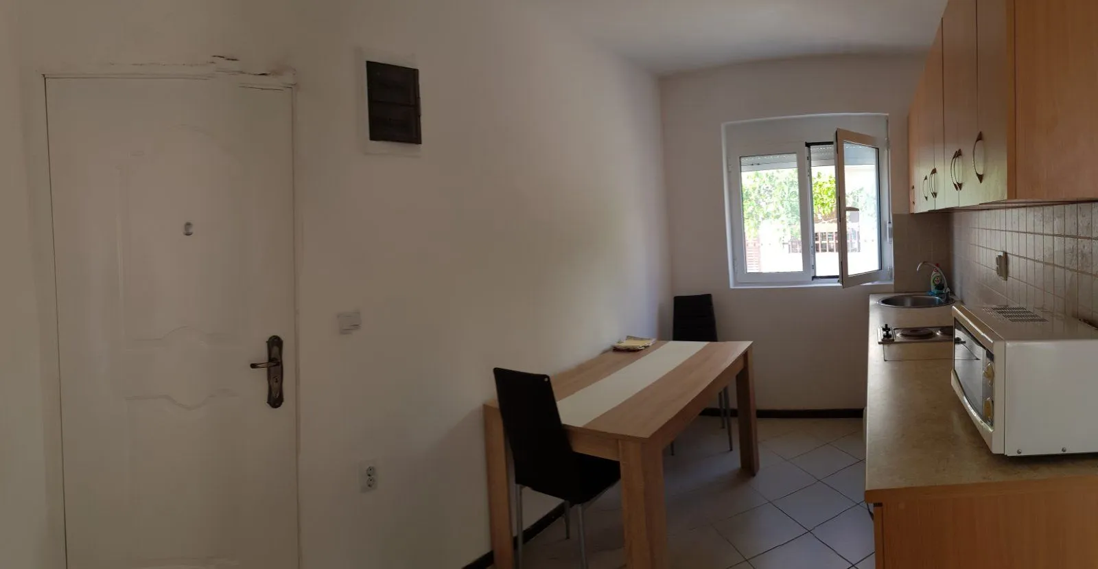 Smaller kitchen with a dining table and chairs.