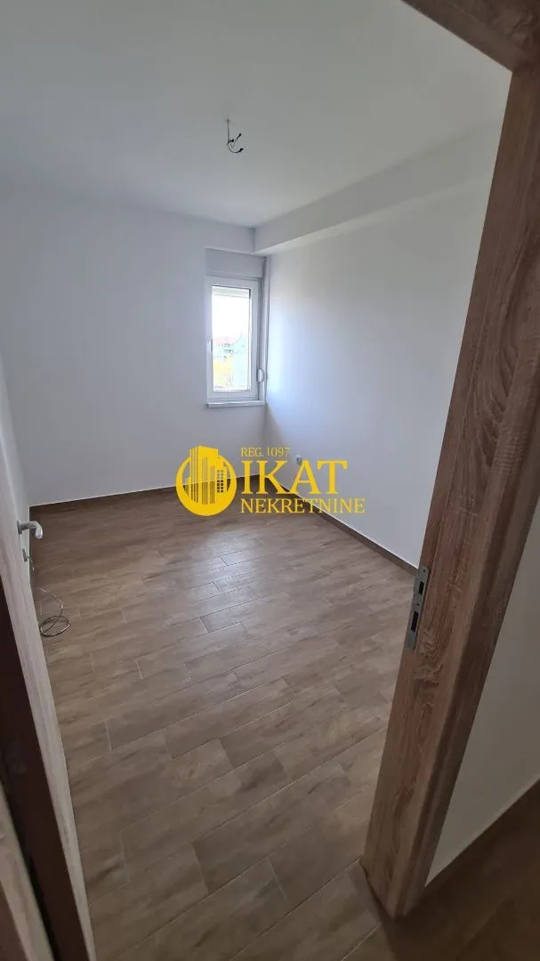 Prodaja, četvorosoban stan, 95m², Centar, Stara Pazova