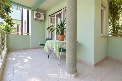 Prostrana pokrivena terasa sa stolom, stolicama i stubom. - image 6