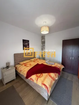 Namještena spavaća soba sa bračnim krevetom, ormarom i noćnim stočićima. - image 14