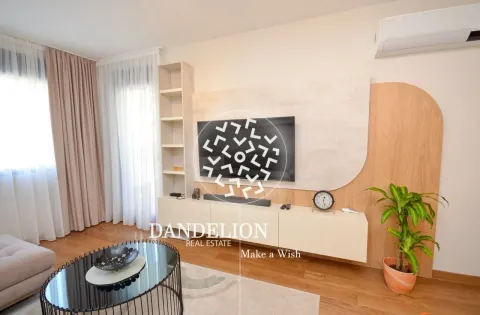 Dnevna soba sa TV policom, kaučem i stolićem. - image 11