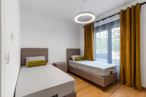 Spavaća soba sa dva singl kreveta i velikim prozorom. - image 2