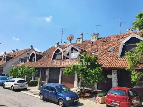 Pogled na spoljašnjost zgrade sa krovom od crepa i parkiranim automobilima ispred. - image 35