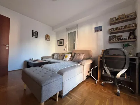 Dnevna soba sa garniturom za sjedenje i radnim stolom. - image 11