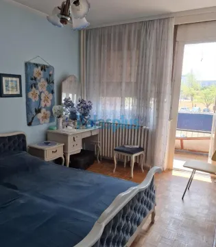 Spavaća soba sa krevetom, toaletnim stočićem i izlazom na terasu. - image 7