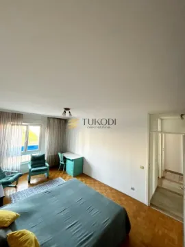 Nameštena spavaća soba sa bračnim krevetom, radnim stolom i prozorom. - image 12