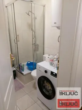 Manje kupatilo sa tuš kabinom i veš mašinom. - image 8