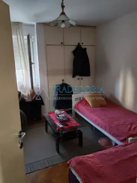 Manja spavaća soba sa dva kreveta i ugradnim ormarom. - image 4