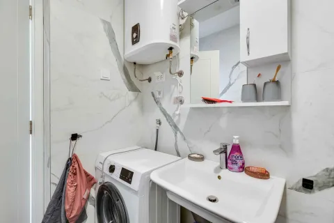 Manje kupatilo sa umivaonikom, veš mašinom, bojlerom i ogledalom. - image 13