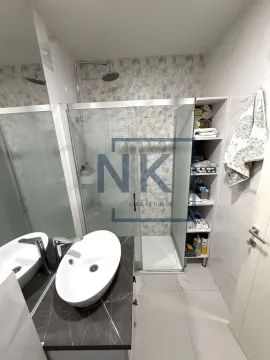 Moderne kupatilo sa tuš kabinom, umivaonikom i ugrađenim policama. - image 8