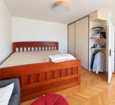 Spavaća soba sa drvenim bračnim krevetom i ugrađenim plakarom. - image 8