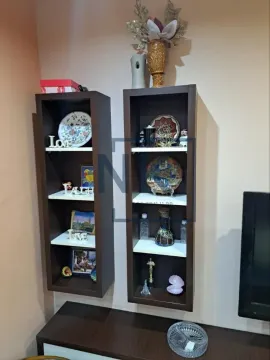 Detalj enterijera sa zidnim policama i ukrasnim predmetima. - image 3