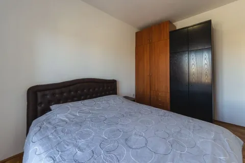 Spavaća soba sa bračnim krevetom i dva velika ormara. - image 19