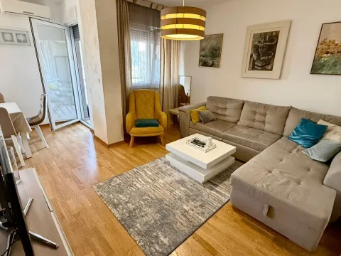 Rent, one bedroom apartment, 47m², Blok 9, Podgorica - image 1