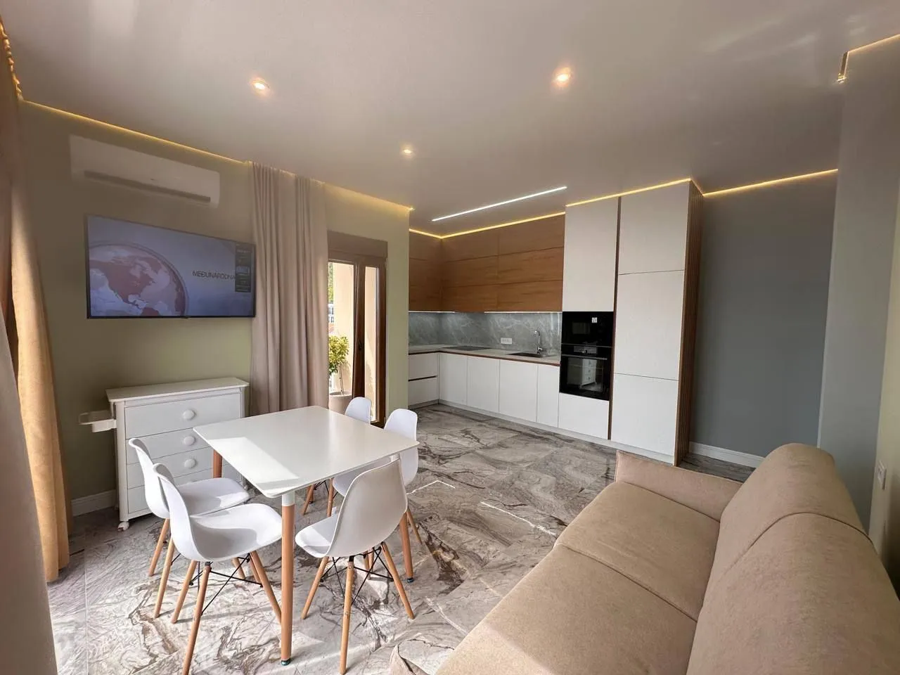 Izdavanje, dvosoban stan, 68m², Centar, Tivat