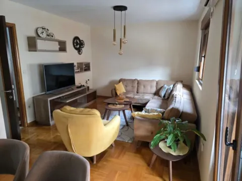 Izdavanje, dvosoban stan, 70m², Stari Aerodrom, Podgorica