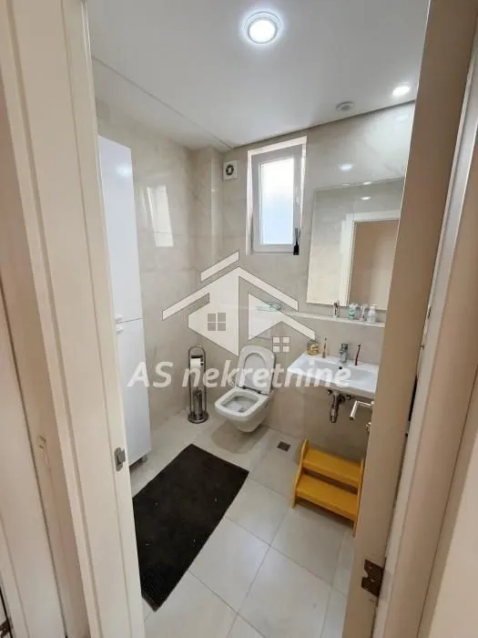 Izdavanje, četvorosoban stan, 157m², Savski Venac, Beograd
