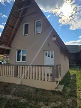 Eksterijer kuće sa terasom i drvenim krovom. - image 9