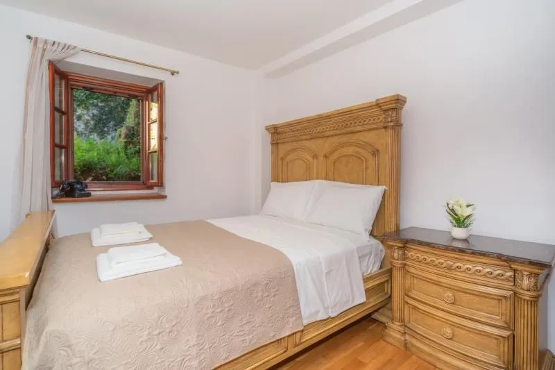Rent, house, 292m², Kotor, Crna Gora