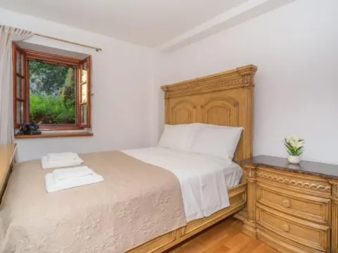 Izdavanje, kuća, 292m², Kotor, Crna Gora - image 5