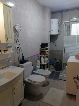 Kupatilo opremljeno sanitarijama, tuš kabinom i bojlerom. - image 16