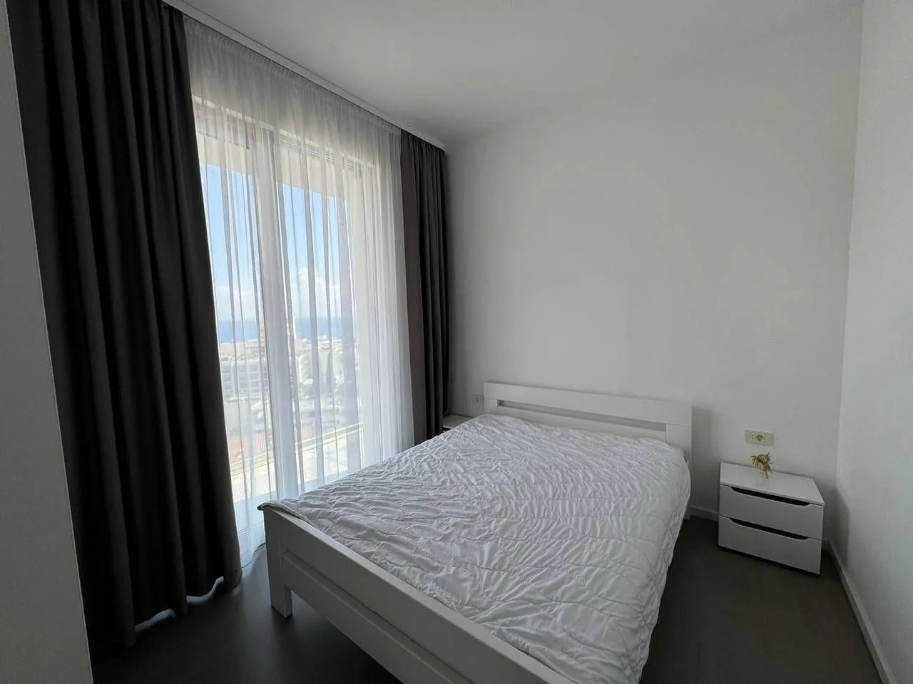 Izdavanje, dvosoban stan, 75m², Bečići, Budva