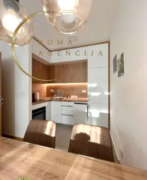 Moderna kuhinja sa bijelim i drvenim elementima. - image 3