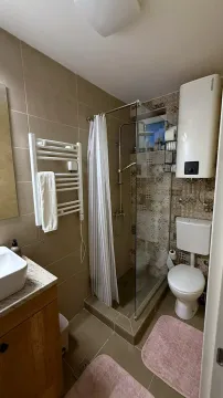 Kompaktno kupatilo sa tuš kabinom, umivaonikom i bojlerom. - image 7