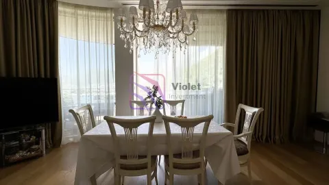 Trpezarija sa trpezarijskim stolom, stolicama i velikim lusterom u dnevnom boravku. - image 4