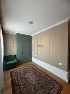 Manja soba sa ugradnim ormarom, zelenom foteljom i tepihom. - image 11