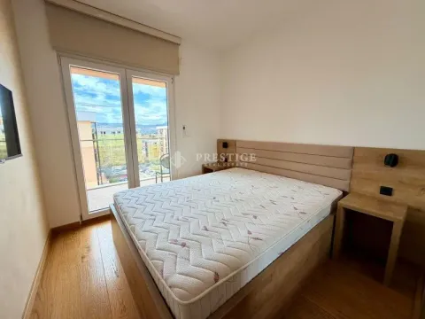 Moderna spavaća soba sa bračnim krevetom i izlazom na terasu. - image 7