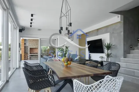 Spacious living room with a dining area and access to the terrace with a barbecue. - image 5