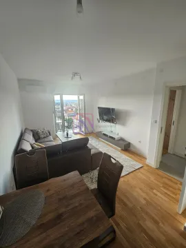 Dnevni boravak sa garniturom, TV-om i trpezarijskim stolom, sa izlazom na terasu. - image 5