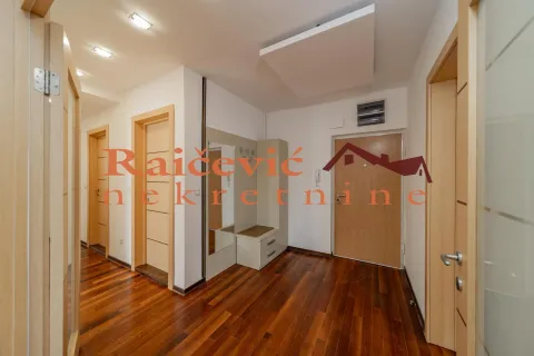 Prodaja, trosoban stan, 98m², Centar, Stara Pazova - image 11