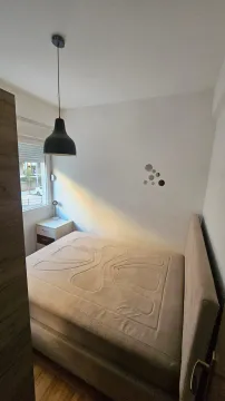 Manja spavaća soba sa bračnim krevetom, noćnim stočićem i visećom lampom. - image 10