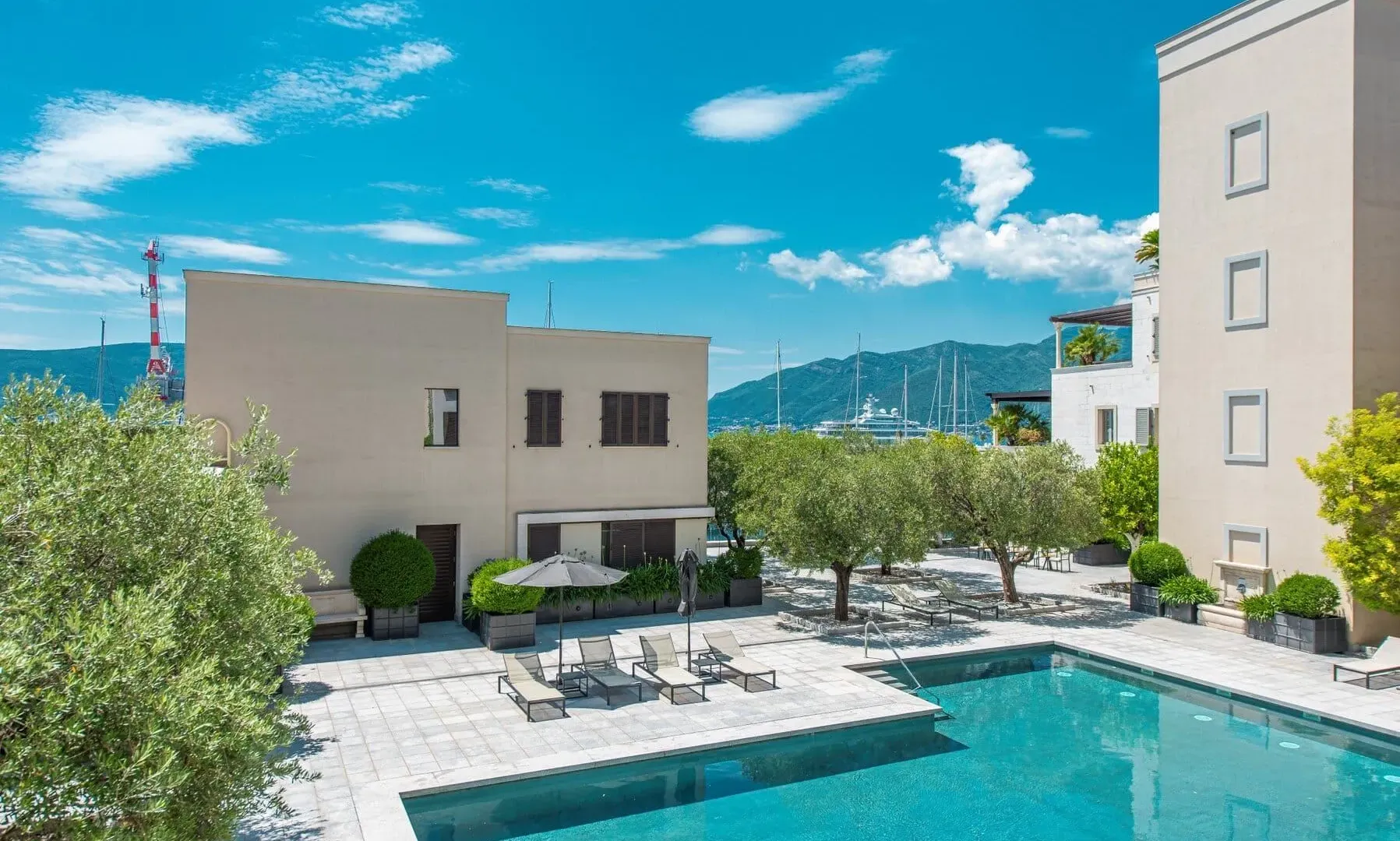 Izdavanje, dvosoban stan, 148m², Porto Montenegro, Tivat
